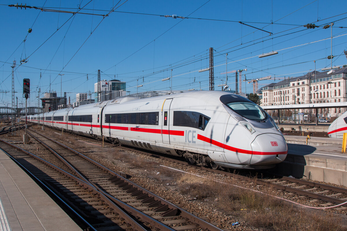 407 001/501 und 407 005/505 erreichen als ICE 527 aus Dortmund den Hauptbahnhof in München. Fotografiert am 12.02.2022