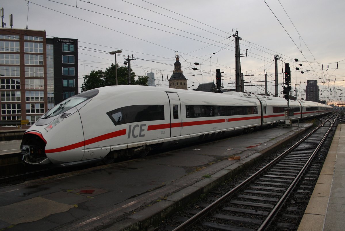407 003-3 kam am 1.7.2017 als ICE514 von München Hauptbahnhof nach Köln. Soeben wird der Hauptbahnhof in Richtung Westen/BW verlassen.