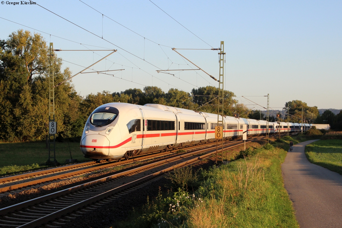 407 006 und ein weiterer unbekannter Bruder als ICE 511 (Dortmund-Stuttgart) im ersten Tageslicht bei Helmsheim, 28.09.2015.