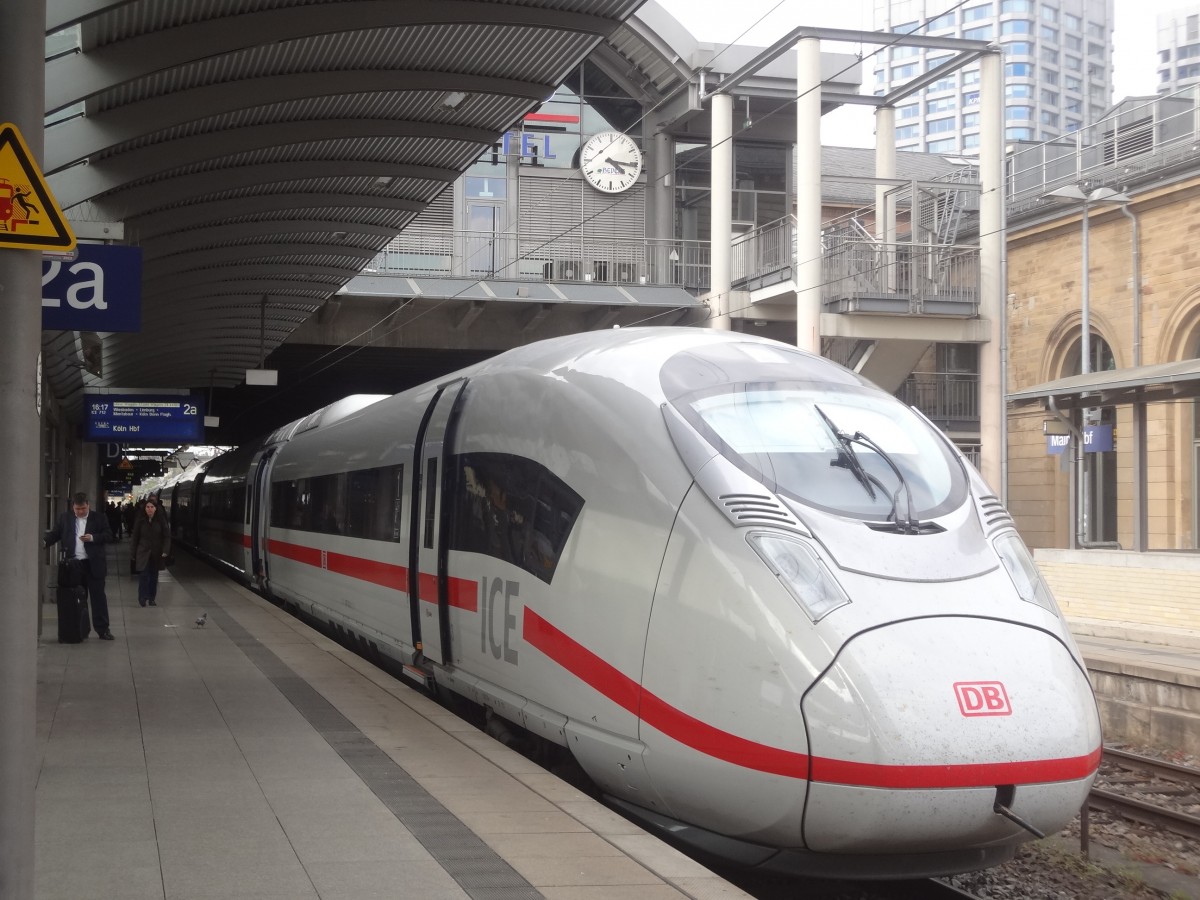 407 01* legt als ICE712 in Mainz einen kurzen Zwischenstopp ein, um gleich auf die Neubaustrecke KRM zu kommen. (April 2014)