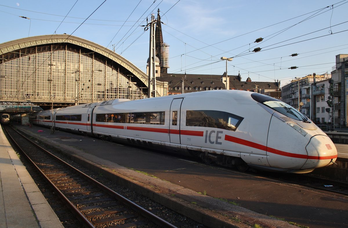 407 011-6 steht am 4.7.2017 zusammen mit 407 016-5 als ICE514 von München Hauptbahnhof nach Dortmund Hauptbahnhof im Kölner Hauptbahnhof. 