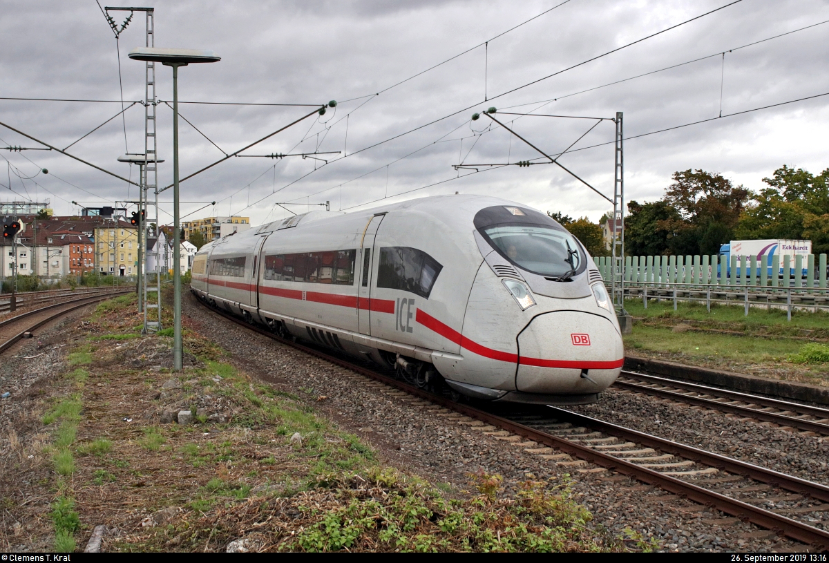 407 011-6 (Tz 711 | Siemens Velaro D) als ICE 917 (Linie 47) von Düsseldorf Hbf nach Stuttgart Hbf durchfährt den Bahnhof Stuttgart-Zuffenhausen auf Gleis 5.
Aufgenommen am Ende des Bahnsteigs 4/5.
[26.9.2019 | 13:16 Uhr]