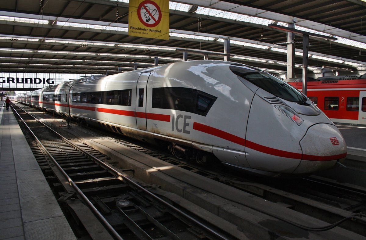 407 012-4 und 407 517-2  Paris  stehen am 14.8.2017 als ICE514 nach Dortmund Hauptbahnhof im Münchener Hauptbahnhof bereit. 