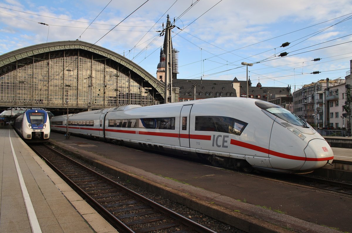 407 013-2 und 407 015-7 stehen am 3.7.2017 als ICE514 von München Hauptbahnhof nach Dortmund Hauptbahnhof im Kölner Hauptbahnhof.