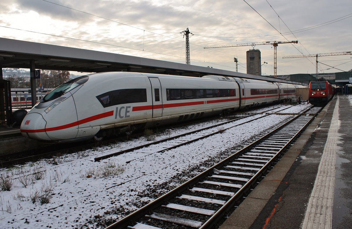 407 013-2 steht am 4.1.2019 als ICE9574 nach Paris Est im Stuttgarter Hauptbahnhof bereit.