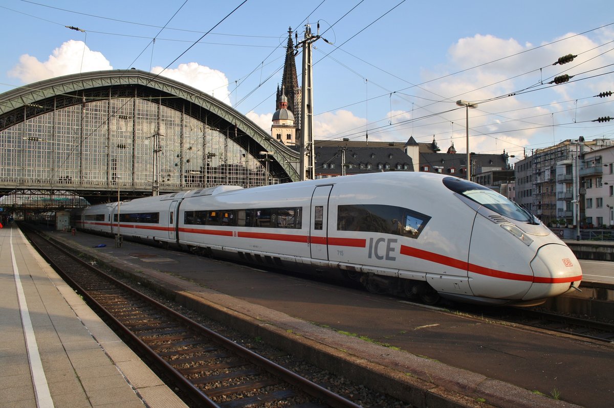 407 015-7 wartet am 2.7.2017 als ICE514 von München Hauptbahnhof nach Dortmund Hauptbahnhof im Kölner Hauptbahnhof auf Abfahrt.