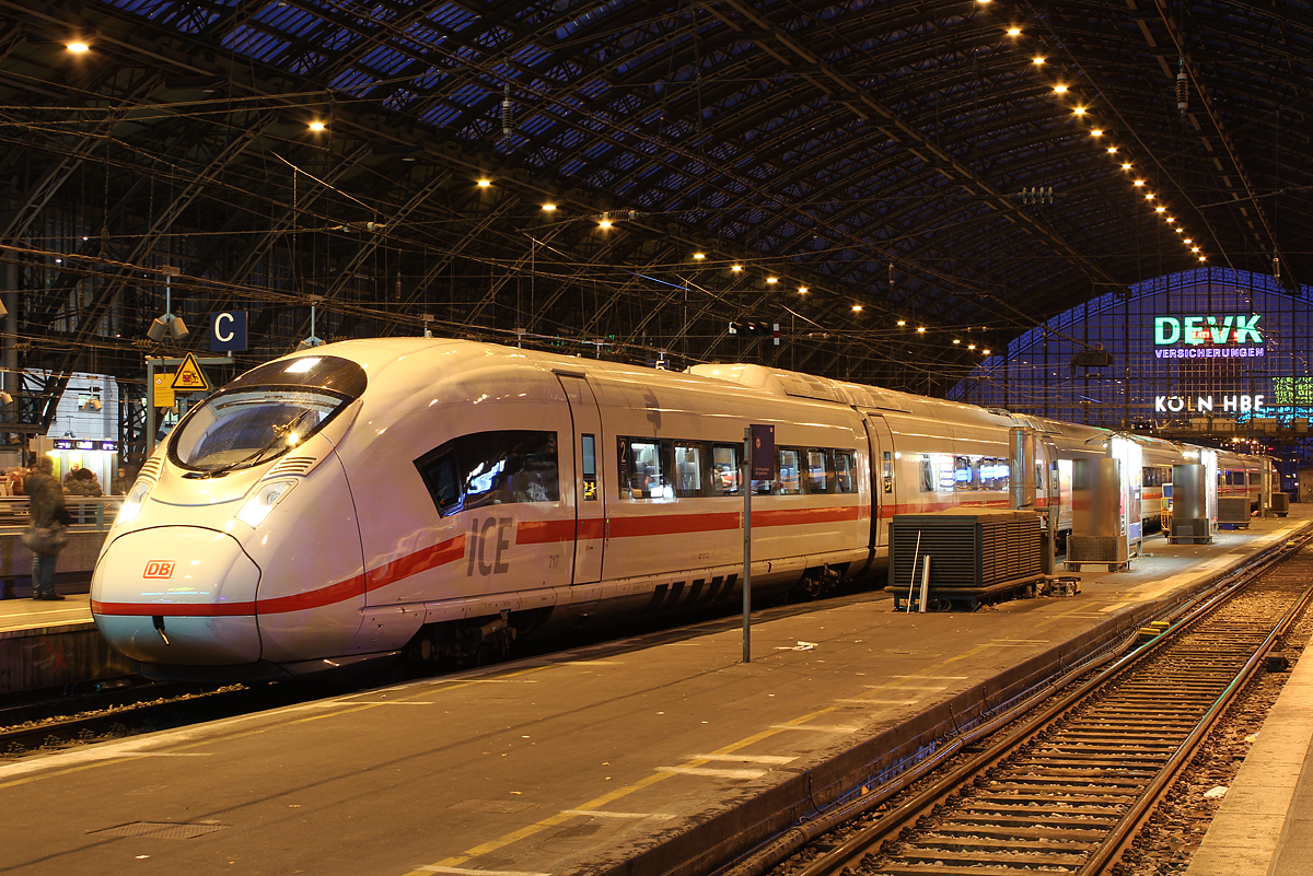 407 017 als ICE819 in Köln Hbf am 14.02.2014