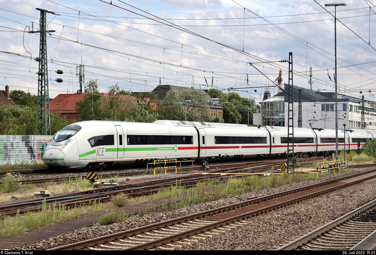 407 501-6 (Tz 701 II) und 407 515-6 (Tz 715 | Siemens Velaro D) als umgeleiteter ICE 516 (Linie 42) von Stuttgart Hbf nach Dortmund Hbf durchfahren den Bahnhof Ludwigsburg auf Gleis 1.
Aufgenommen von Bahnsteig 4/5.
[28.7.2020 | 15:22 Uhr]