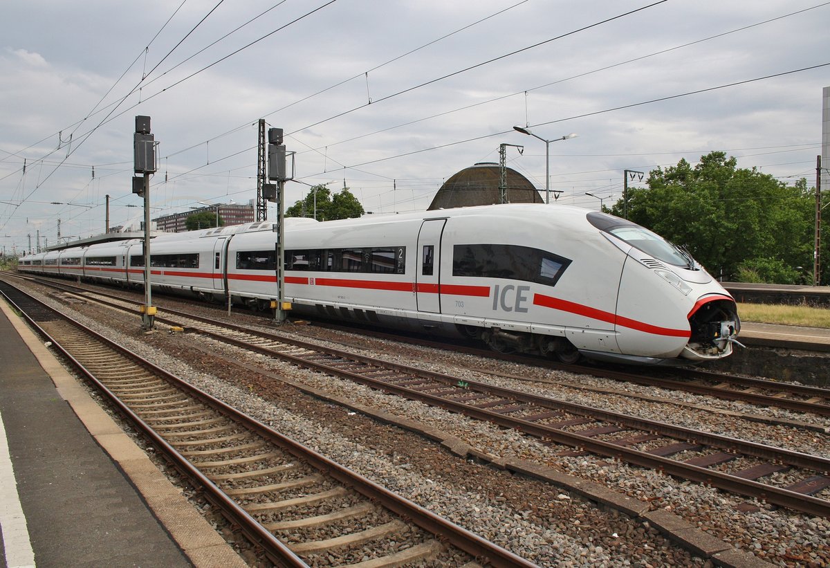 407 503-2 passiert am 3.7.2017 als ICE816 von Frankfurt(Main) Hauptbahnhof nach Köln Hauptbahnhof den Bahnhof Köln Messe/Deutz in westlicher Richtung.