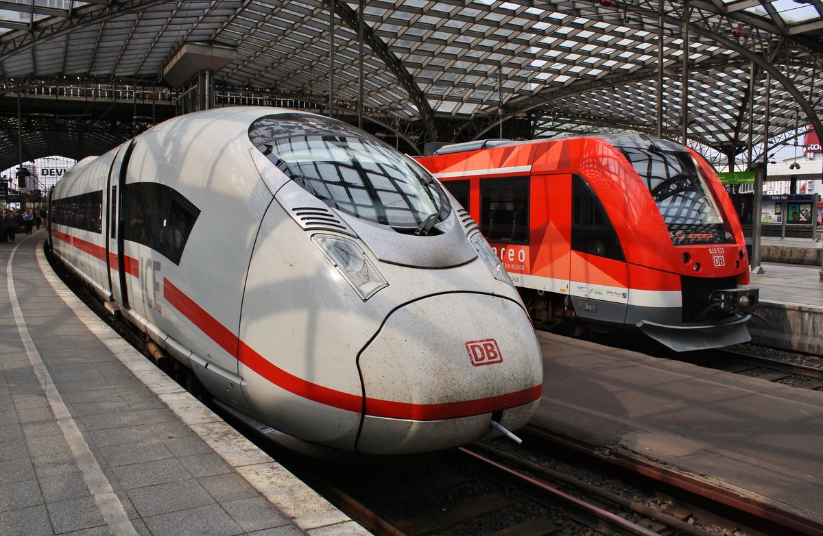 407 504-0 trifft am 12.07.2019 als ICE819 nach Frankfurt(Main) Hauptbahnhof im Kölner Hauptbahnhof auf 620 523-0 als RE22 (RE11349)  Eifel-Express  von Köln Messe/Deutz nach Ehrang.