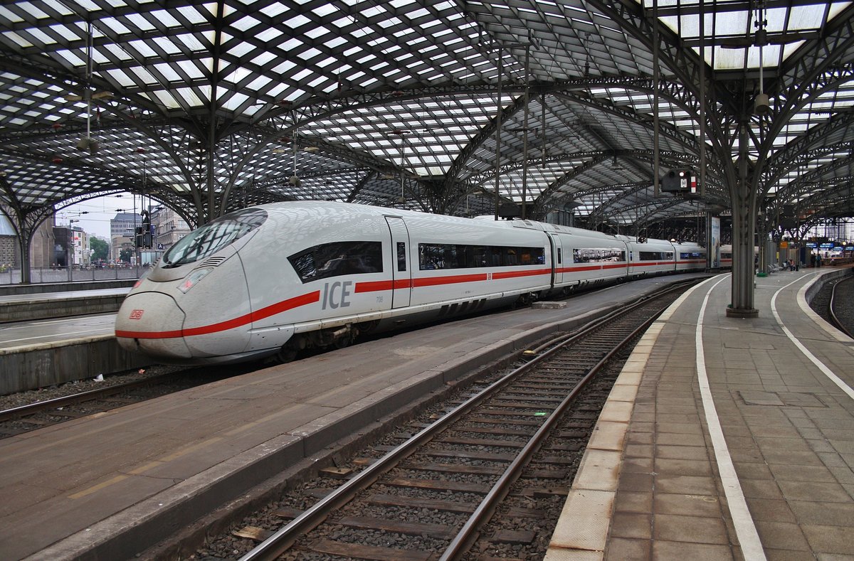407 508-1 und 407 003-3 fahren am 1.7.2017 als ICE514 von München Hauptbahnhof nach Dortmund Hauptbahnhof in den Kölner Hauptbahnhof ein.