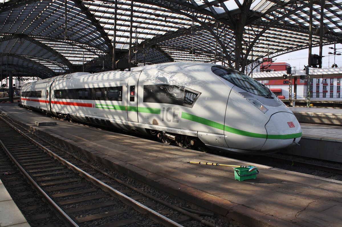 407 510-7 steht am 19.06.2021 als ICE516 von München Hauptbahnhof nach Dortmund Hauptbahnhof im Kölner Hauptbahnhof. 