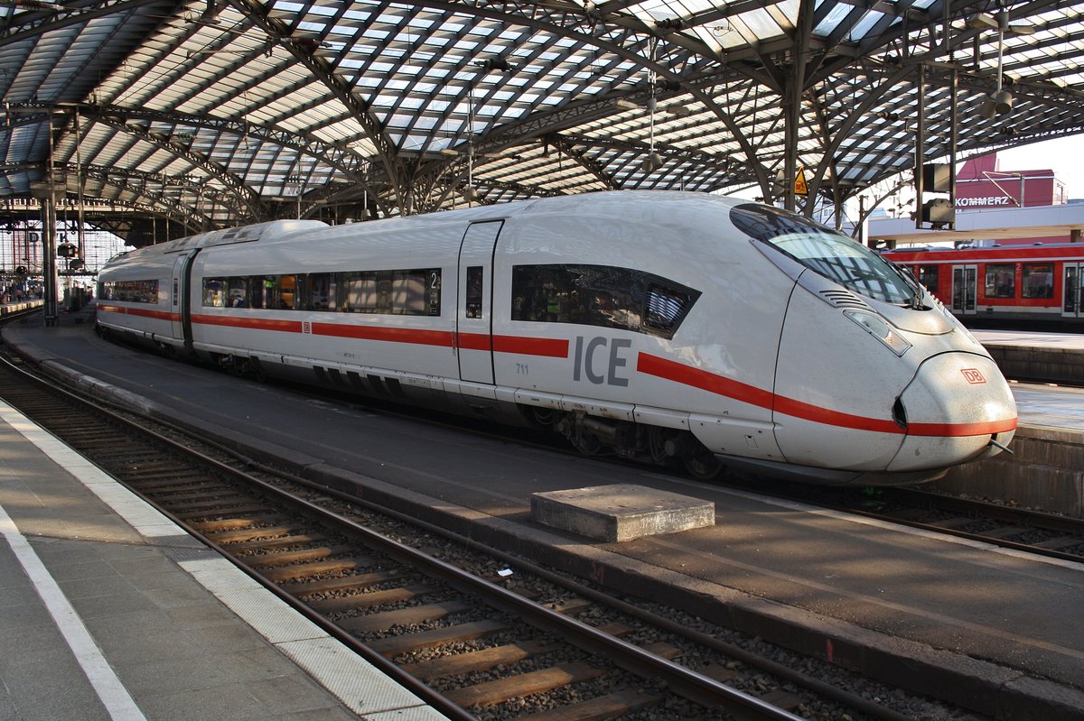 407 511-5 steht am 5.7.2017 als ICE513 von Münster(Westf) Hauptbahnhof nach München Hauptbahnhof im Kölner Hauptbahnhof.