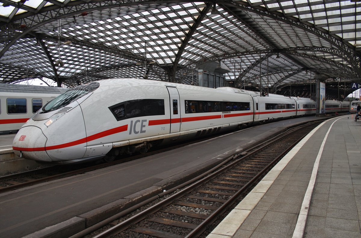 407 512-3 und 407 010-8 warten am 1.7.2017 als ICE516 von München Hauptbahnhof nach Dortmund Hauptbahnhof im Kölner Hauptbahnhof auf Abfahrt.