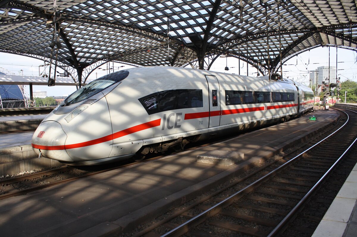 407 512-3  Dillingen a.d. Donau  verlässt am 19.06.2021 als ICE516 von München Hauptbahnhof nach Dortmund Hauptbahnhof den Kölner Hauptbahnhof.