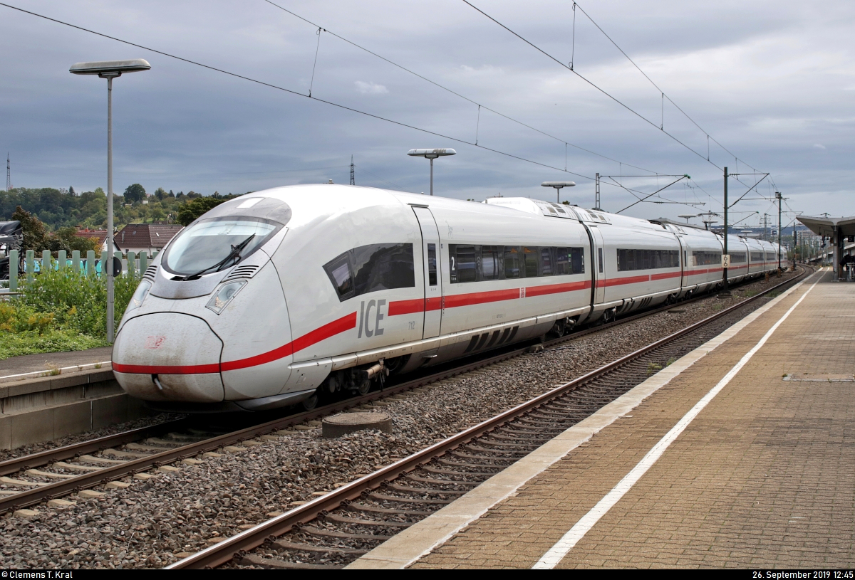 407 512-3 (Tz 712  Dillingen a.d. Donau  | Siemens Velaro D) als ICE 918 (Linie 47) von Stuttgart Hbf nach Dortmund Hbf durchfährt den Bahnhof Stuttgart-Zuffenhausen auf Gleis 6.
[26.9.2019 | 12:45 Uhr]