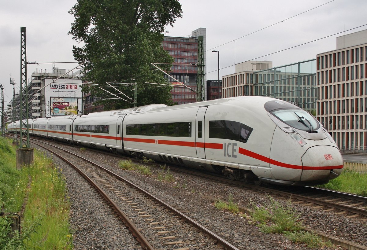 407 512-3 verlässt am 2.7.2017 als ICE915 von Dortmund Hauptbahnhof nach Stuttgart Hauptbahnhof den Bahnhof Köln Messe/Deutz. 