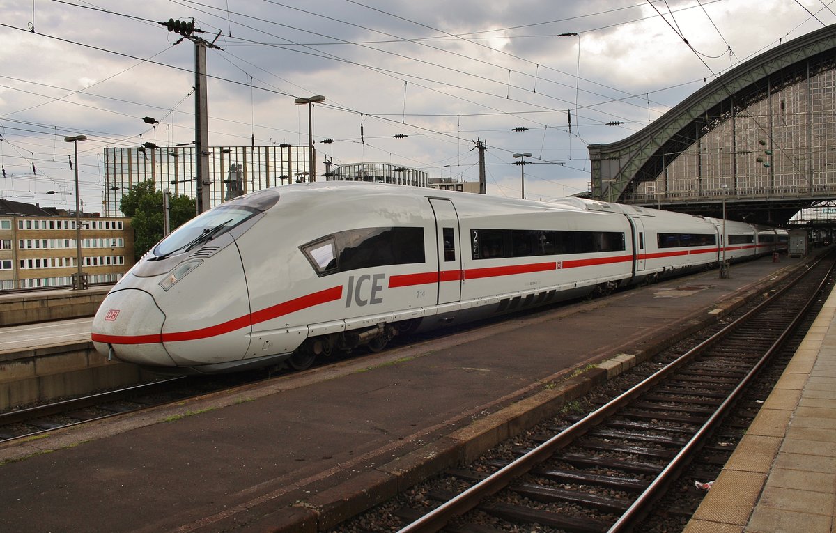 407 514-9 und 407 008-2 stehen am Abend des 3.7.2017 als ICE516 von München Hauptbahnhof nach Dortmund Hauptbahnhof im Kölner Hauptbahnhof.