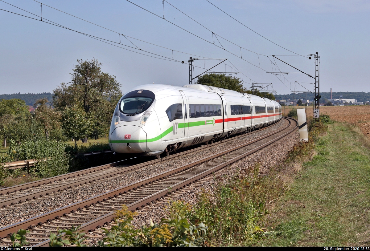 407 516-4 (Tz 716 | Siemens Velaro D) unterwegs bei Metterzimmern (Bietigheim-Bissingen).

🧰 DB Fernverkehr
🚝 ICE 9572 (Linie 83) Stuttgart Hbf–Paris Est (F) [Umleiter]
🚩 Bahnstrecke Bietigheim-Bissingen–Bruchsal (Westbahn (Württemberg) | KBS 770)
🕓 20.9.2020 | 13:53 Uhr