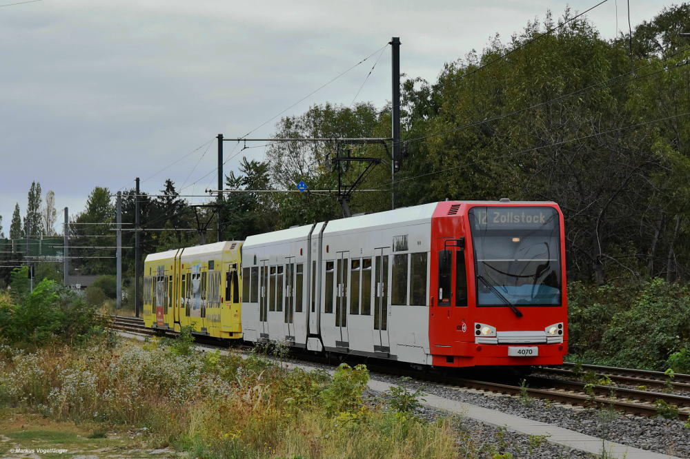 4070 wurde die Ganzreklame  City Outlet Bad Münstereifel  entfernt. Hier zu sehen wieder im aktuellen KVB-Farbschema in Merkenich am 03.09.2019.
