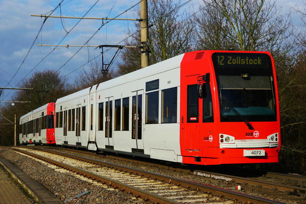 4072 wieder im aktuellen KVB-Farbschema nach entfernen der Ganzreklame  Just Fit  in Niehl am 25.02.2014.