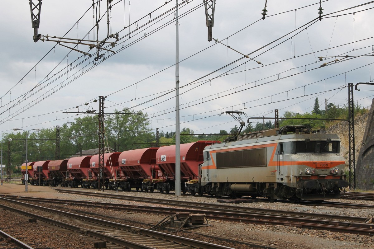407358 mit einem Güterzug in die Richtung Cahors auf Bahnhof Gourdon am 24-6-2014.
