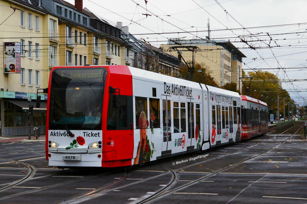 4076 mit neuer KVB Eigenwerbung fr das Aktiv 60 Ticket auf der Kreuzung Aachener Str./Grtel am 10.11.2013.