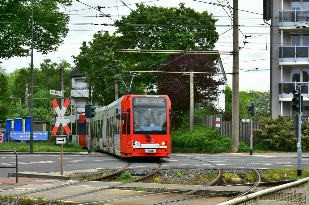4078 von Merkenich kommend auf dem Weg nach Chorweiler auf der Kreuzung Wilhelm-Sollmann-Straße/Neusser Straße am 28.04.2018.