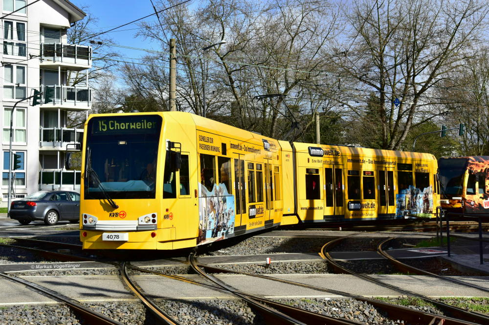 4078 wirbt seit Heute (31.03.2015) für  Immowelt.de . Hier 
zu sehen als Linie 15 auf der Kreuzung Wilhelm-Sollmann-Str./Neusser Str. am 31.03.2015.