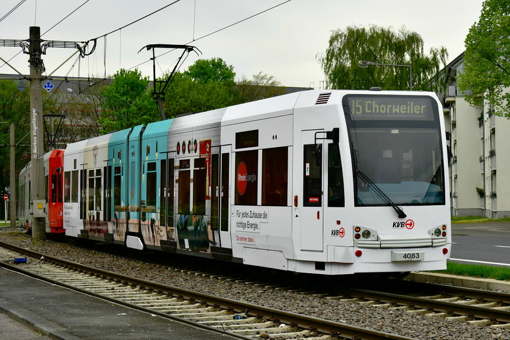 4083 wurde eine neue Ganzreklame für die  Rheinenergie  angebracht, nachdem Ihm die alte Ganzreklame  Rheinenergie  entfernt wurde. 
Hier zu sehen auf der Kreuzung Wilhelm-Sollmann-Straße/Neusser Straße am 12.04.2017.
