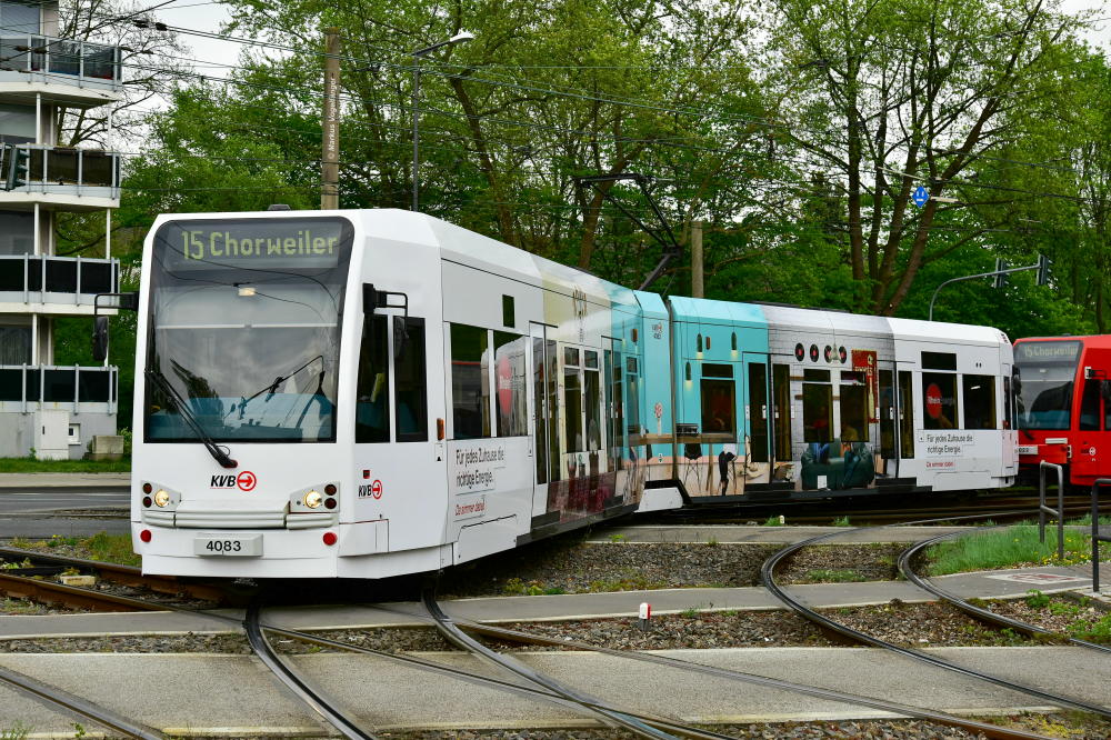 4083 wurde eine neue Ganzreklame für die  Rheinenergie  angebracht, nachdem Ihm die alte Ganzreklame  Rheinenergie  entfernt wurde. 
Hier zu sehen auf der Kreuzung Wilhelm-Sollmann-Straße/Neusser Straße am 12.04.2017.