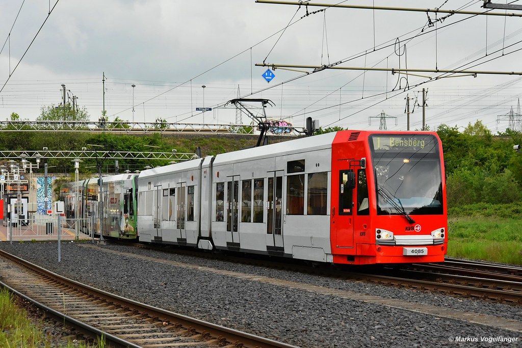 4085 wurde die Ganzreklame Europa Versicherung entfernt. Hier zu sehen in Weiden West am 06.05.2019.

