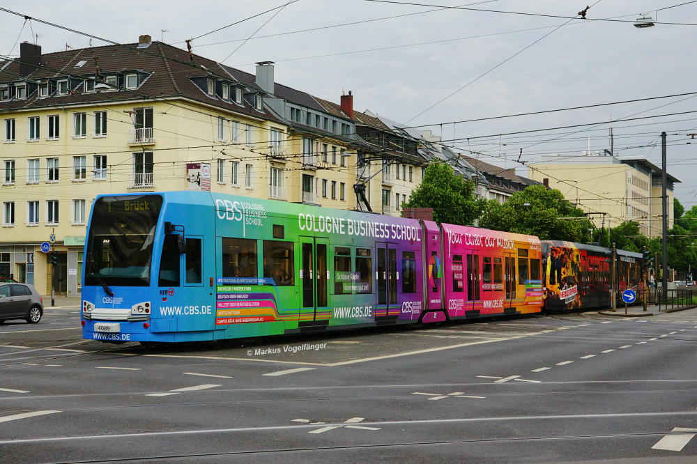 4089 trägt seit heute (28.05.2014) eine neue Ganzreklame für die  CBS-Cologne Business School . 
Hier zu sehen auf der Kreuzung Aachener Str./Gürtel am 28.05.2014.
