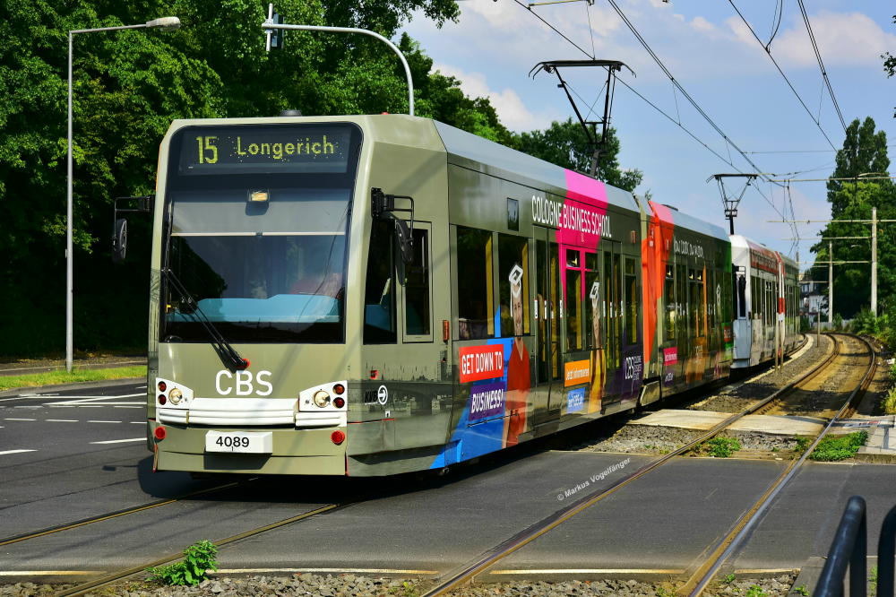 4089 wurde eine neue Ganzreklame  CBS-Cologne-Business-School  angebracht, nachdem die alte Ganzreklame  CBS-Cologne-Business-School  entfernt wurde. Hier zu sehen an der Haltestelle Meerfeldstraße am 04.06.2018.
