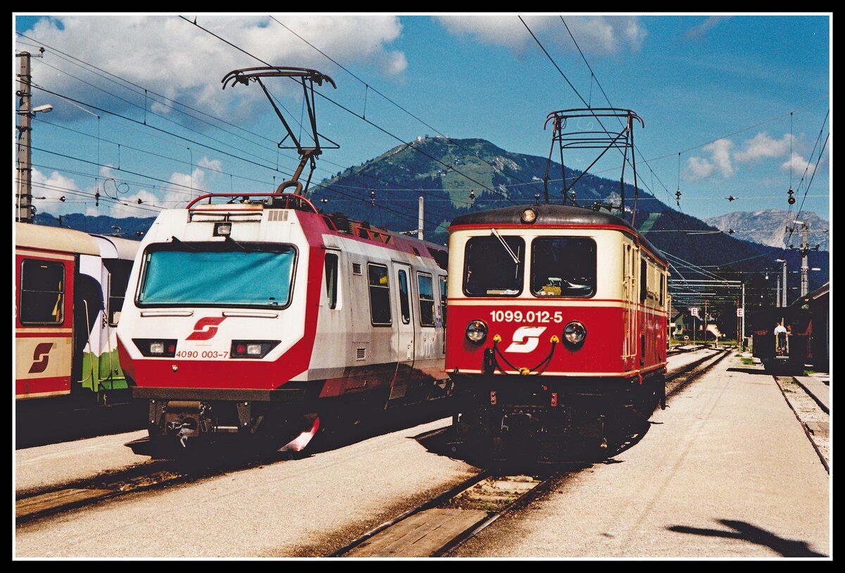 4090 003 und 1099 012 stehen am 10.08.2000 nebeneinander in Mariazell. Der Berg im Hintergrund ist die Gemeindealm 1626 Meter hoch, im Winter ein bekanntes Schigebiet.