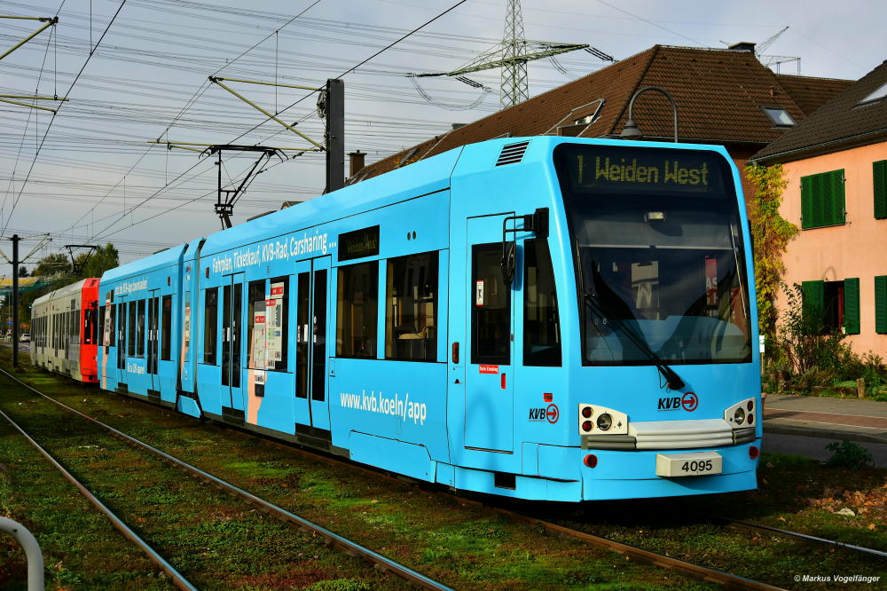 4095 wurde eine neue Ganzreklame für die KVB-App angebracht. Hier zu sehen in Weiden West am 30.10.2019.