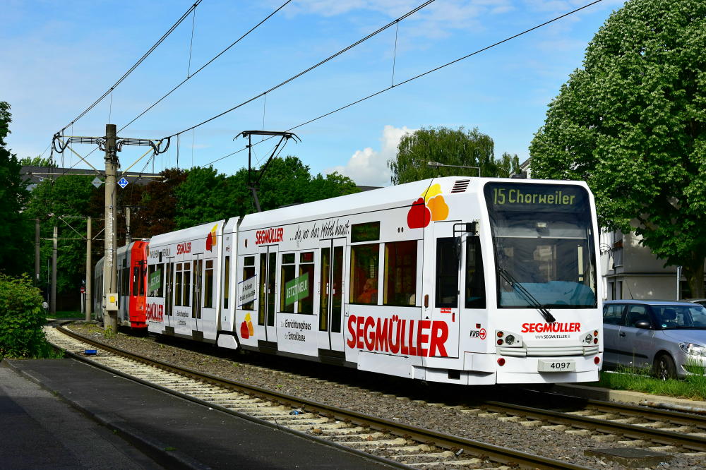 4097 wurde als 45. Fahrzeug eine neue Ganzreklame für das Möbelhaus  Segmüller  angebracht, nachdem ihm die KVB-Eigenwerbung  Menschen bewegen  entfernt wurde. Hier zu sehen auf der Wilhelm-Sollmann-Straße am 16.05.2017.
