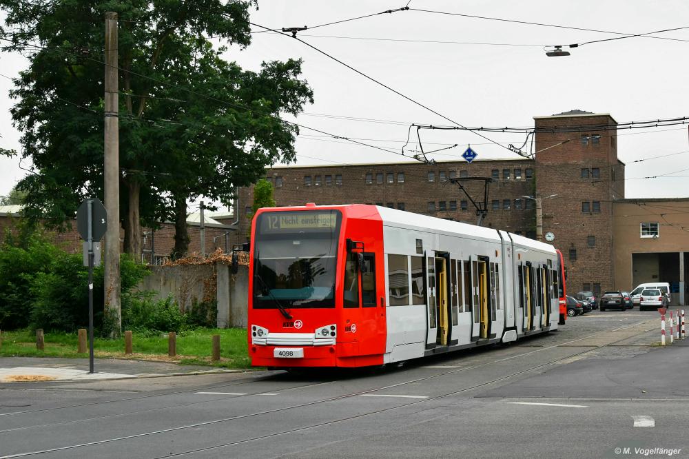 4098 wurde erneut in die aktuellen KVB-Farben lackiert. Hier zu sehen während der Wendezeit vor der Hauptwerkstatt am 20.07.2020.