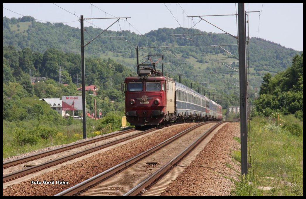 41-0747-9 íst am 22.5.2015 im hügeligen Streckenabschnitt bei Breadsa mit dem DACIA in Richtung Brasov und weiter nach Wien unterwegs.