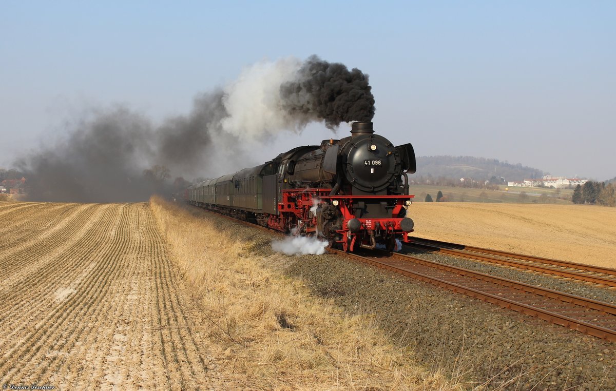 41 096 der Dampflok-Gemeinschaft e.V. aus Klein Mahner  mit dem NZR-Sonderzug von Hamm (Westf.) nach Wernigerode bei Seboldshausen am 03.03.2018