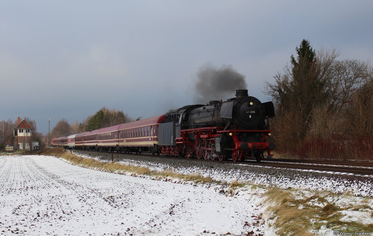 41 096 von der Dampflok-Gemeinschaft e.V mit dem Nostalgiezugreisen-Sonderzug zum Weihnachtsmarkt nach Goslar fotografiert bei Othfresen am 09.12.2017