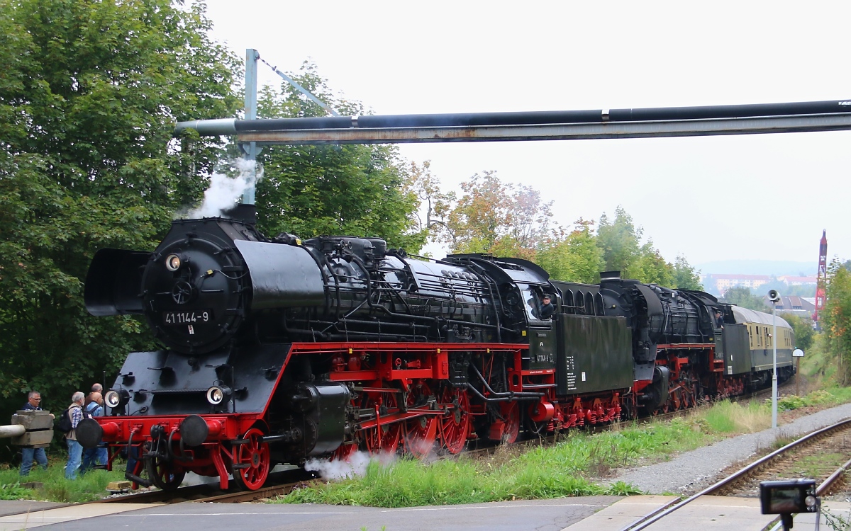 41 1144-9 und 44 1486-8 mit Sonderzug (Rheingold) aus Hamburg erreichen den Bahnhof Meiningen zu den XX. Meininger Dampfloktagen und gleichzeitig den 100. Geburtstag des Dampflokwerks. Aufgenommen am 06.09.2014.