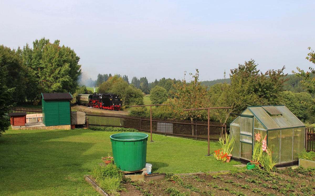 41 1144-9 bespannte am 30.09.17 den Sormitztal-Express von Erfurt nach Blankenstein. Hier ist der Zug nach dem umsetzen bei Heinersdorf zu sehen.