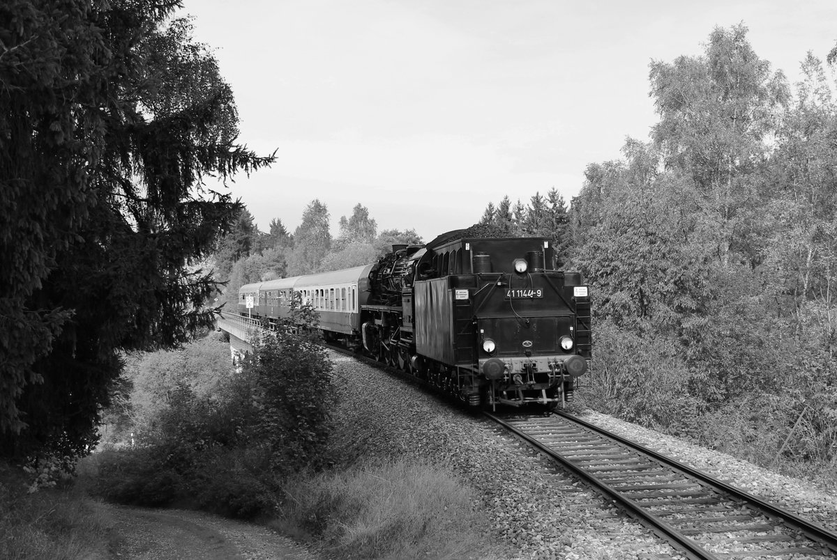 41 1144-9 bespannte am 30.09.17 den Sormitztal-Express von Erfurt nach Blankenstein. Hier ist der Zug nach dem umsetzen in Bad Lobenstein zu sehen.