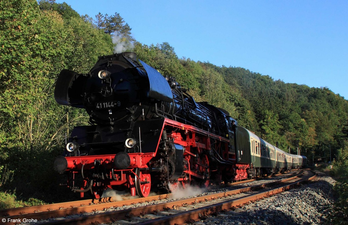 41 1144-9 ex DR 41 144 (gebaut 1939 Schichau, Elbing), von IGE   Werrabahn Eisenach   e.V. mit Nostalgiezug   Elstertalexpress   auf der Rückfahrt von Cheb nach Gera bei Ausfahrt aus dem Bf. Barthmühle,  KBS 541 Elstertalbahn Weischlitz - Gera, fotografiert am Abend des 28.09.2013 