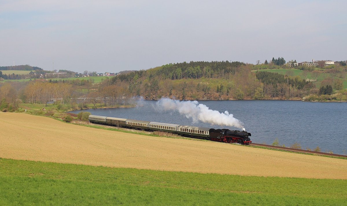 41 1144-9 fuhr am 01.05.17 mit dem Elstertal Express von Gera nach Cheb. Hier ist der Zug bei Planschwitz an der Talsperre Pirk zu sehen. Dieses Jahr fahren die Züge schon im Mai. Sie fahren auch nicht über Wünschendorf sondern über Werdau und Plauen/V. oberer Bahnhof.
