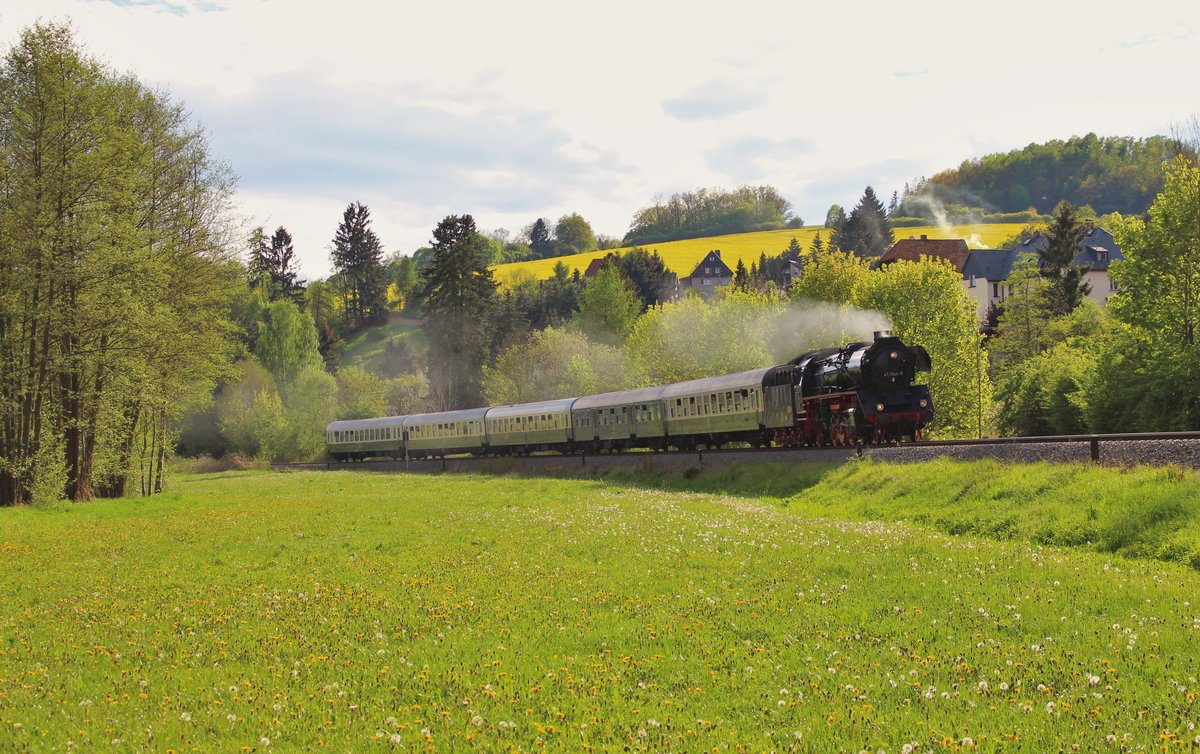 41 1144-9 fuhr am 13.05.17 mit dem letzten Elstertal Express (im Jahr 2017) von Gera nach Cheb. Hier ist der Zug auf der Rückfahrt in Weischlitz zu sehen. Dieses Jahr fuhren die Züge schon im Mai. Sie fuhren auch nicht über Wünschendorf sondern über Werdau und Plauen/V. oberer Bahnhof. 