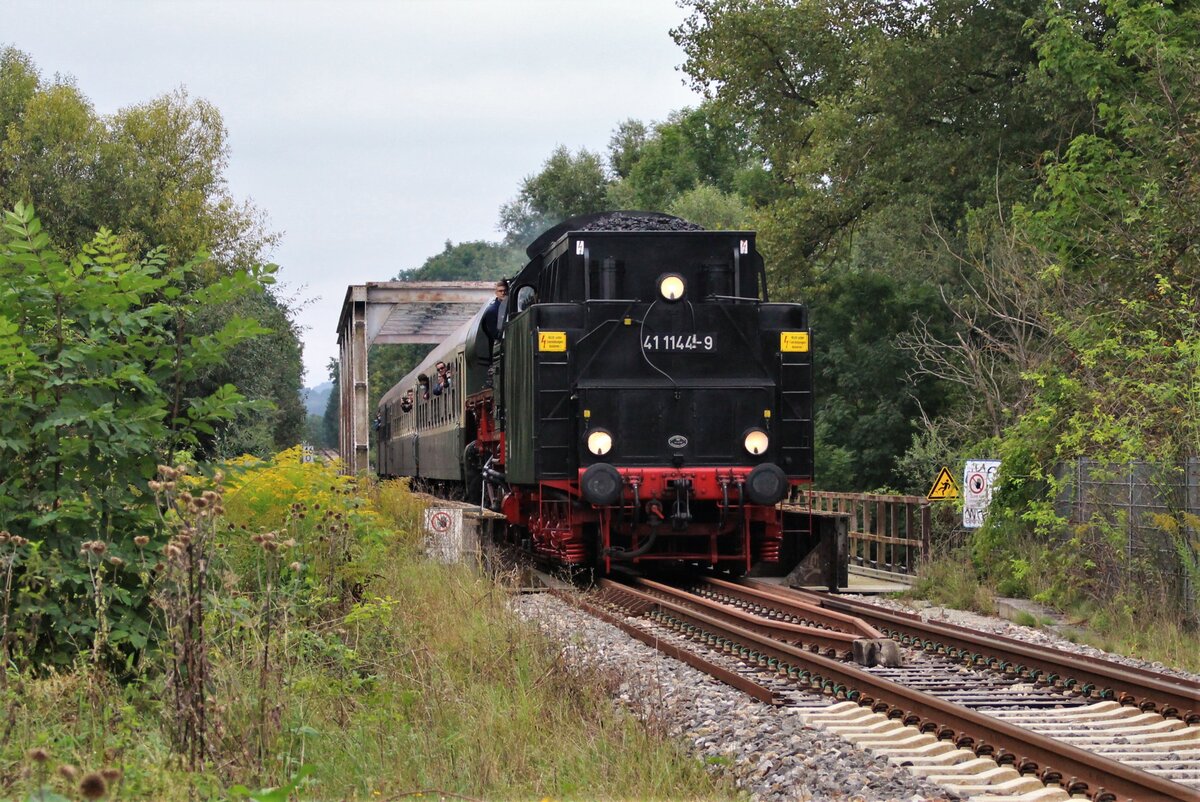 41 1144-9 fuhr am 19.09.21 mit dem Feen-Express nach Saalfeld. Der Zug machte auch eine Fahrt nach Arnstadt, wo die Lok gedreht wurde. Hier ist der Zug auf der Rückfahrt von Arnstadt kurz vor Saalfeld zu sehen.