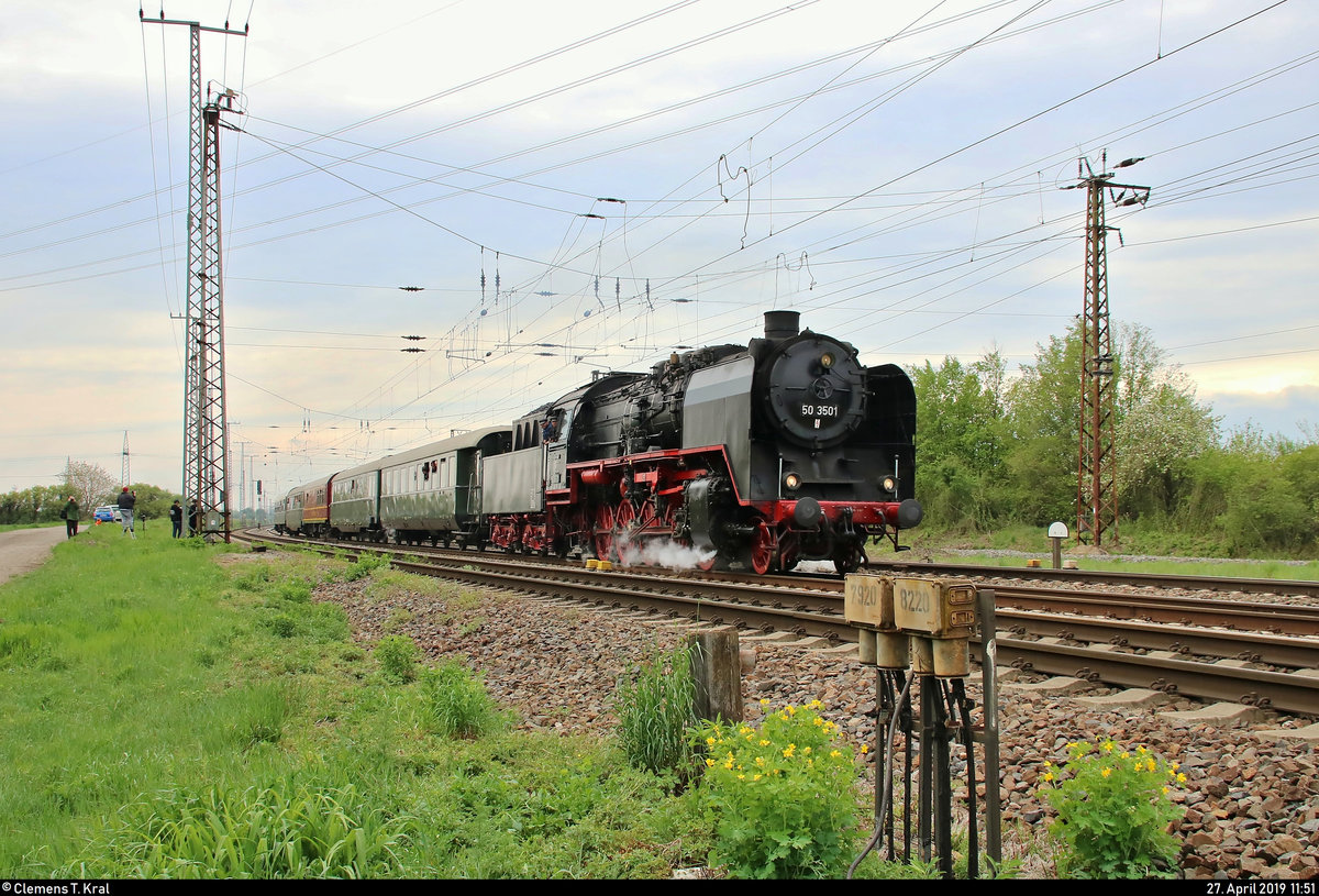 41 1144-9 der IGE Werrabahn Eisenach e.V. als Sonderzug von Erfurt Hbf nach Ferropolis über Halle(Saale)Hbf fährt in Großkorbetha auf der Bahnstrecke Halle–Bebra (KBS 580).
[27.4.2019 | 11:51 Uhr]