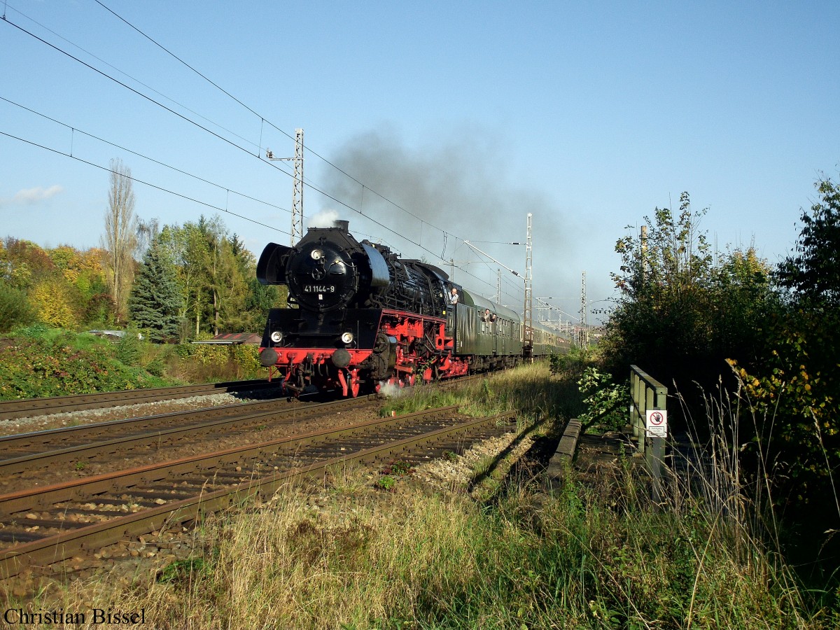 41 1144-9 mit dem Nordhäuser Express verlässt am Nachmittag des 19.10.14  die Südharzstadt Nordhausen in Richtung Erfurt.